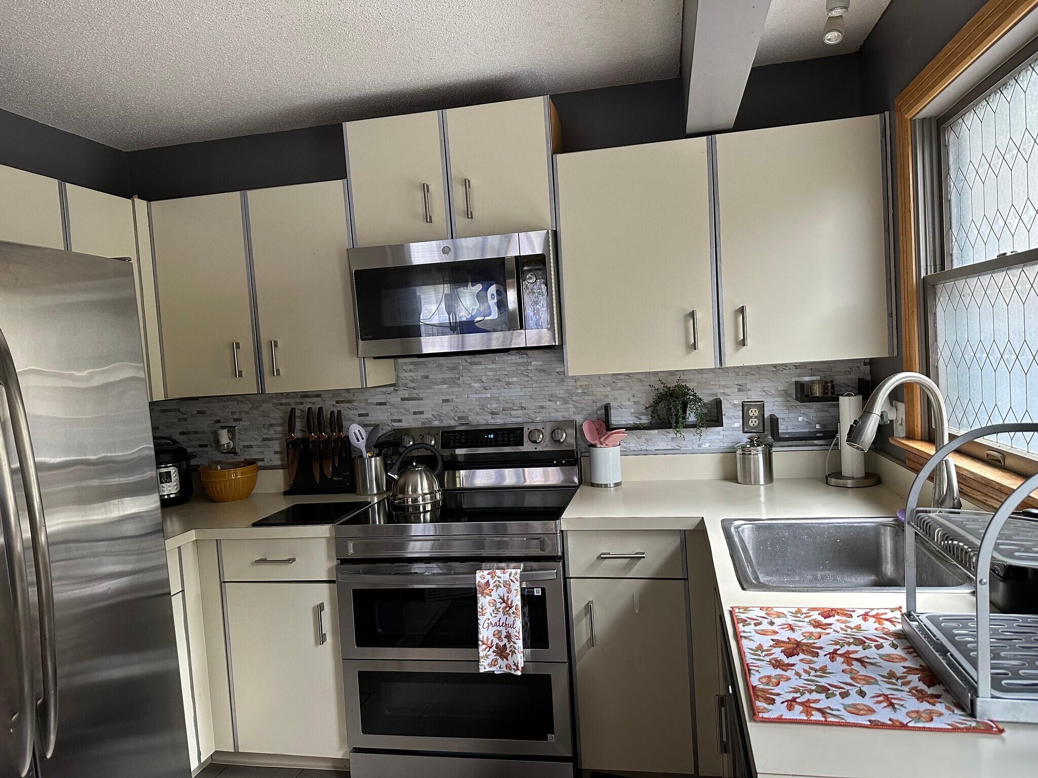 Kitchen includes new stainless appliances with air fryers, double ovens, self clean ovens, water & i - 20 Magnolia Hl