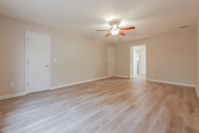 Building Photo - 9908 Point View Dr