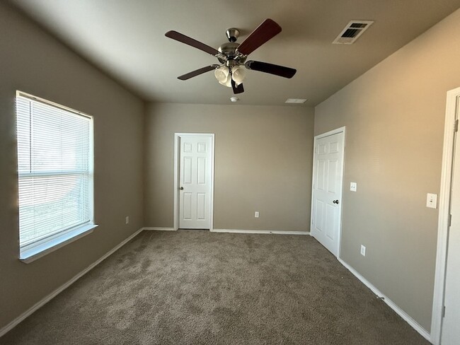 Building Photo - 704 E College St