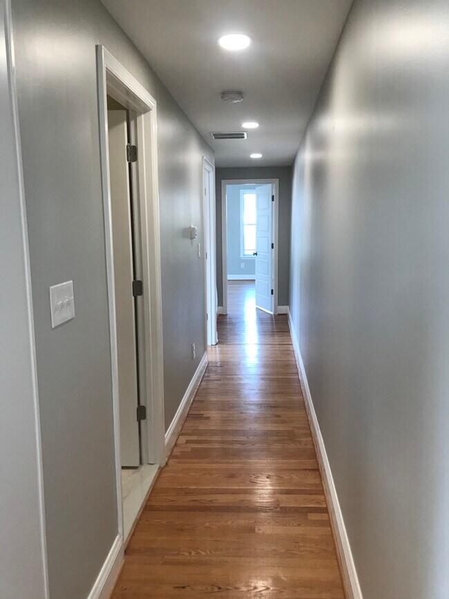 Building Photo - 865 W 36th St
