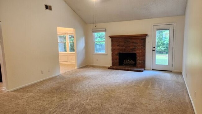 Building Photo - Three-bedroom Rancher in Concord!