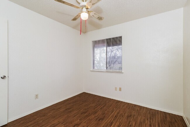 Building Photo - 323 W William Cannon Dr