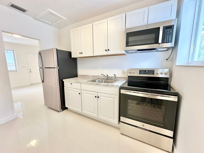 Building Photo - Freshly remodelled 2bed/1bath in a duplex ...
