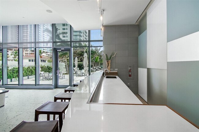 Building Photo - 460 NE 28th St