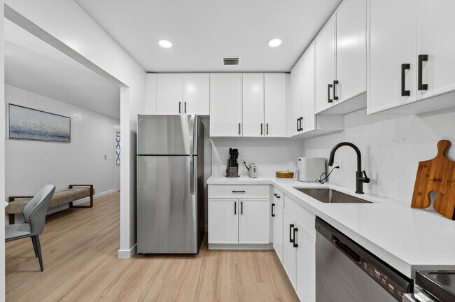 Building Photo - 800 Tropic Isle Dr