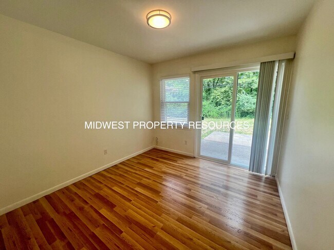 Building Photo - 613 NW Fieldcrest Dr