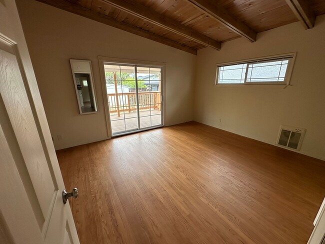 Building Photo - 2 bedroom 1.5 bath house