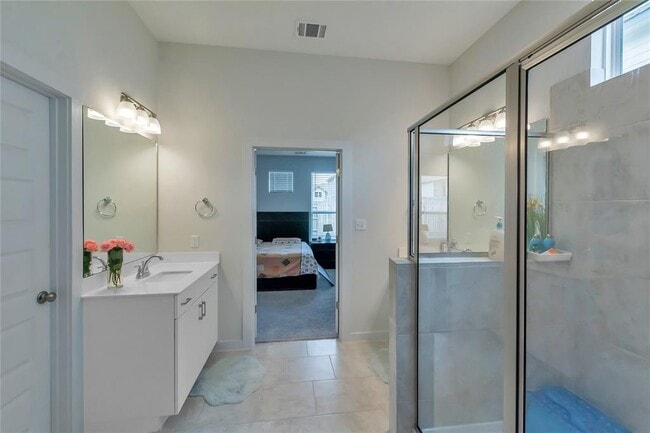 Building Photo - 563 Saturnia Dr