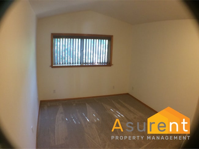 Building Photo - 2-Bedroom Townhouse Close to Hospitals, Great Private, Central Location!