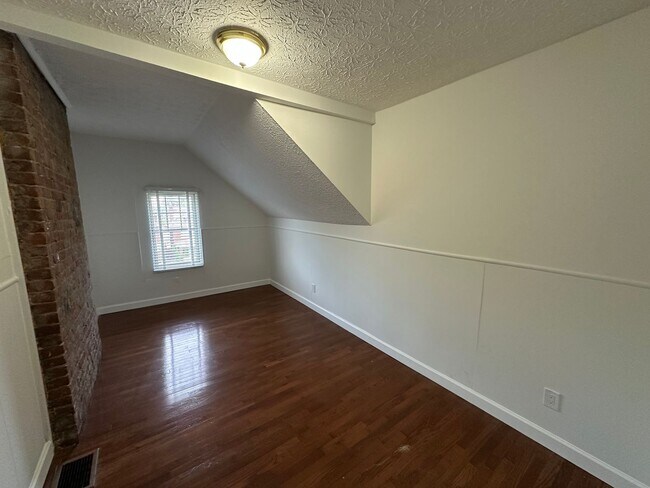 Building Photo - 1616-1618 Summit St
