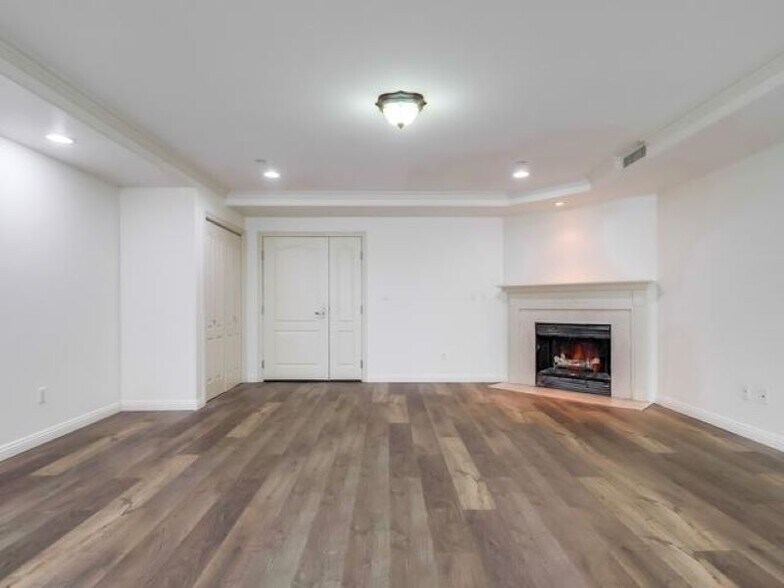 Building Photo - 700 S Ardmore Ave