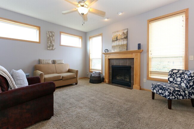 Building Photo - 1715 Fox Run