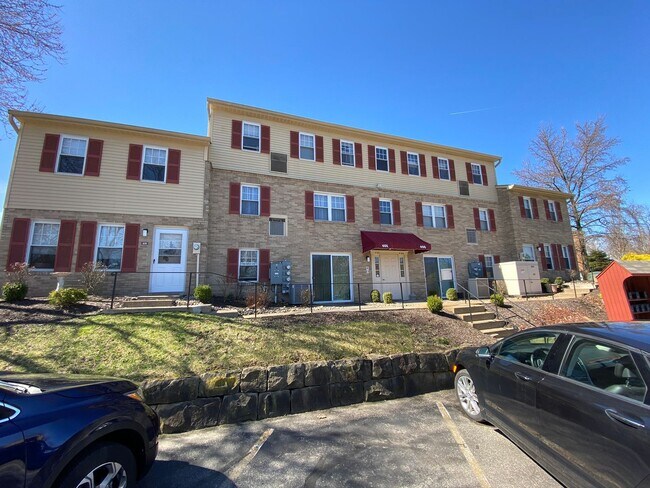 Building Photo - North Hills 3 Bedroom Townhome! In-Unit Wa...