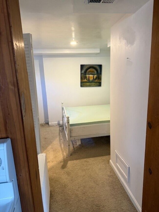 Building Photo - Quiet 1-Bedroom Garden-Level Apartment near CU