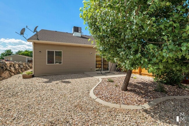 Building Photo - 3 Bed - 2 Bath, 1 Car Garage Single Level ...
