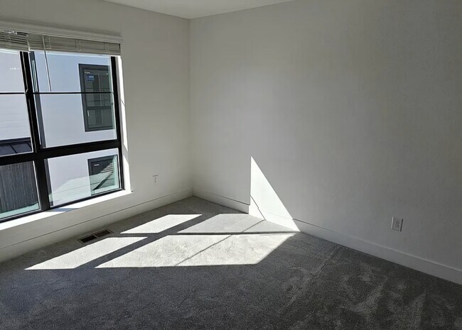 Building Photo - 2034 S Holly St