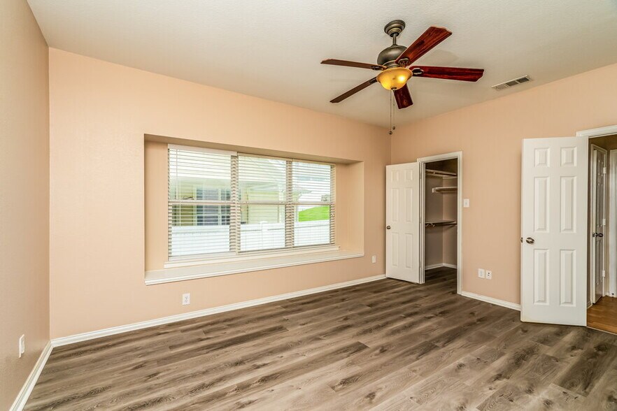 Building Photo - 317 Creekview Dr