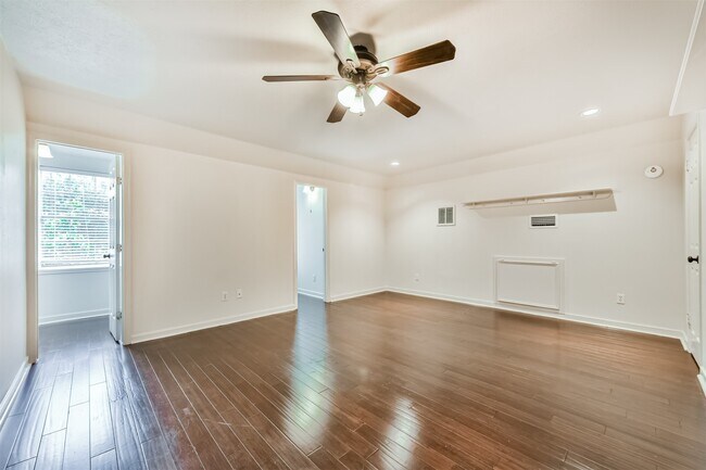 Building Photo - 2111 Riverside Dr