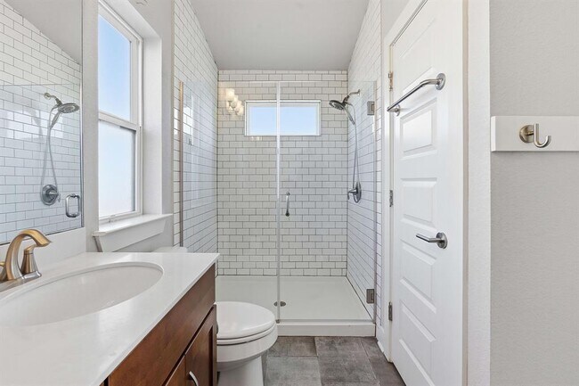 Building Photo - 1912 Dinsdale Ln