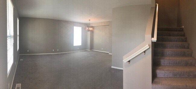 Building Photo - Large Home in Papillion For Rent!
