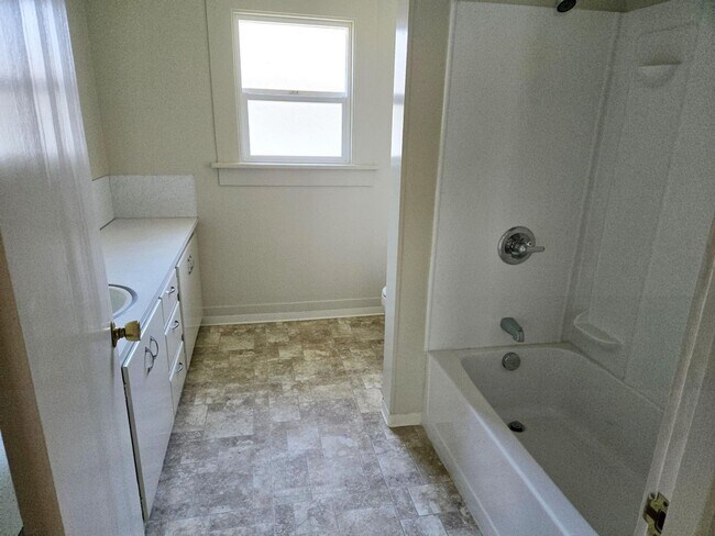 Building Photo - Single Family Home in Scotia!