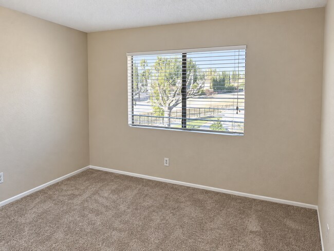 Building Photo - Coming Soon A Beautiful 2 + 1 Townhouse Saugus