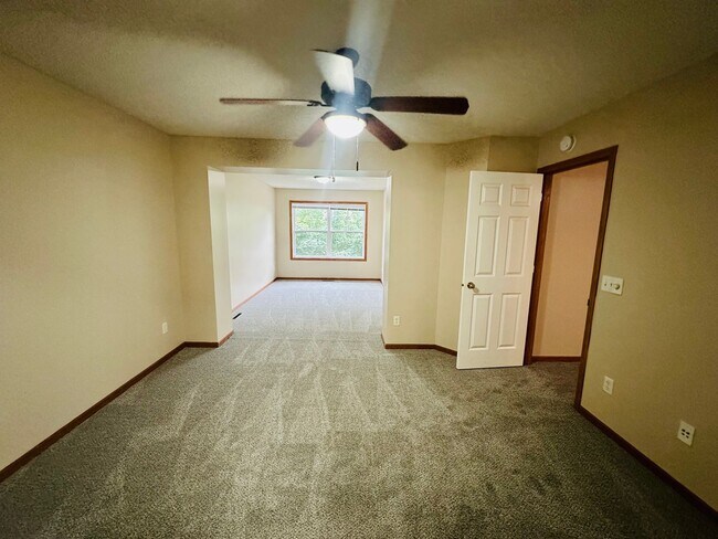 Building Photo - Updated Colonial 3 Bedroom Townhome with N...