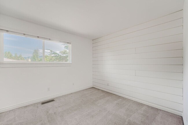 Building Photo - 4bd/2.75ba Renton Home