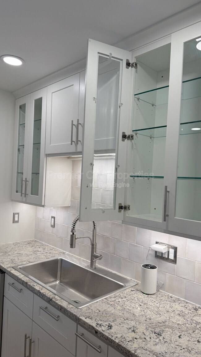 Building Photo - 240 Mcgregor Ave