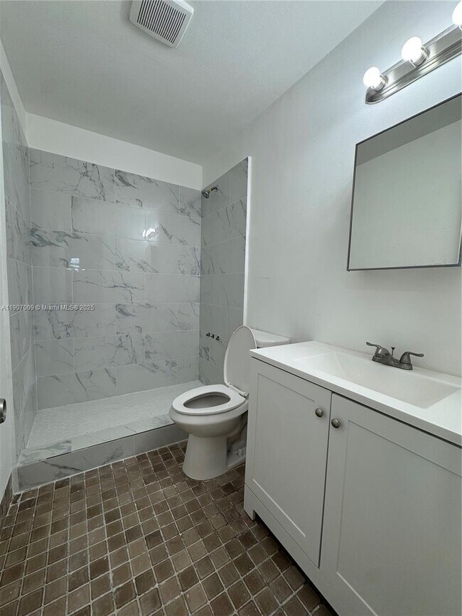 Building Photo - 12735 NE 13th Ave