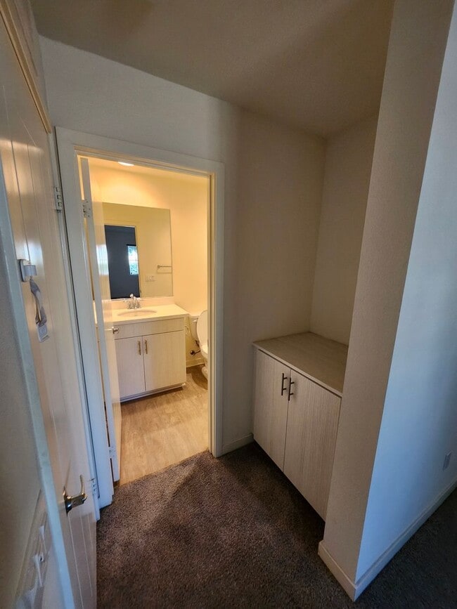 Building Photo - Gorgeous Tri-level Townhouse 3 beds 3 1/2 ...