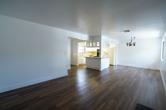 Building Photo - 220 Lilac Ct