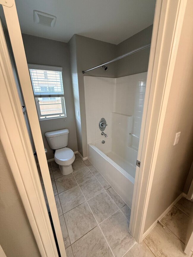 Building Photo - 37350 Paseo Tulipa
