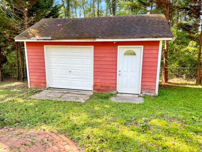Building Photo - Renovated 3BR Ranch w/Basement