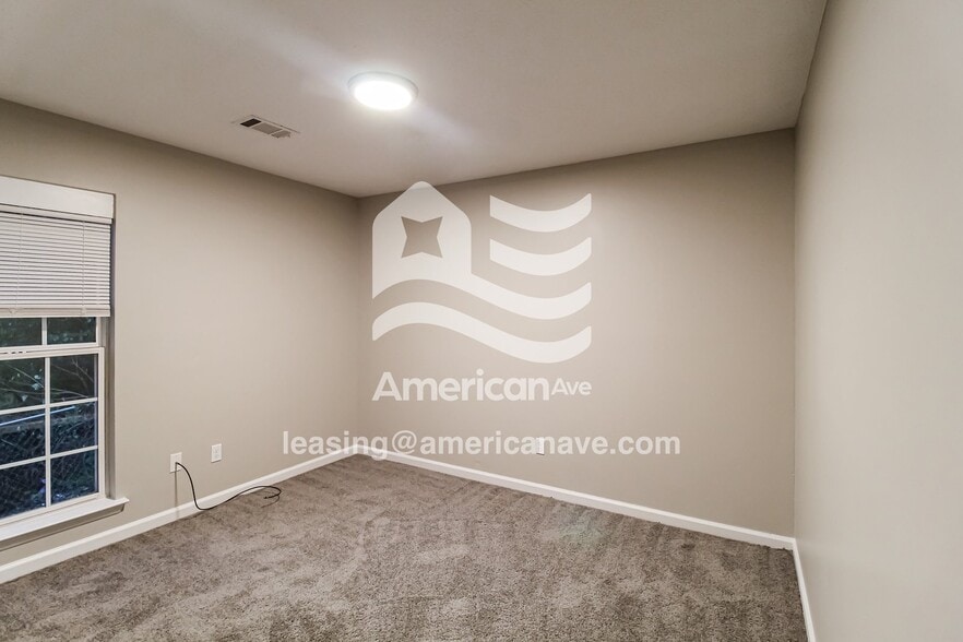 Building Photo - 751 Parkhill Dr