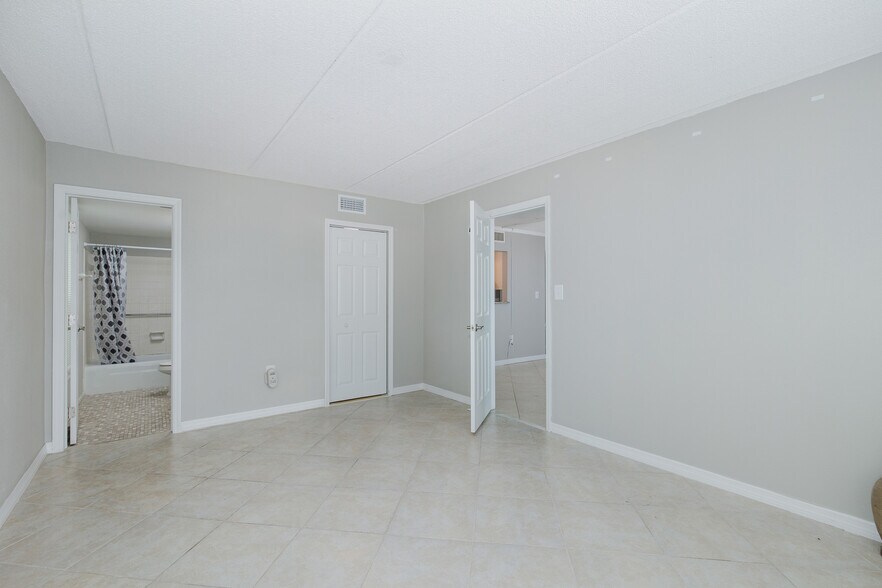 Building Photo - 464 N Paula Dr