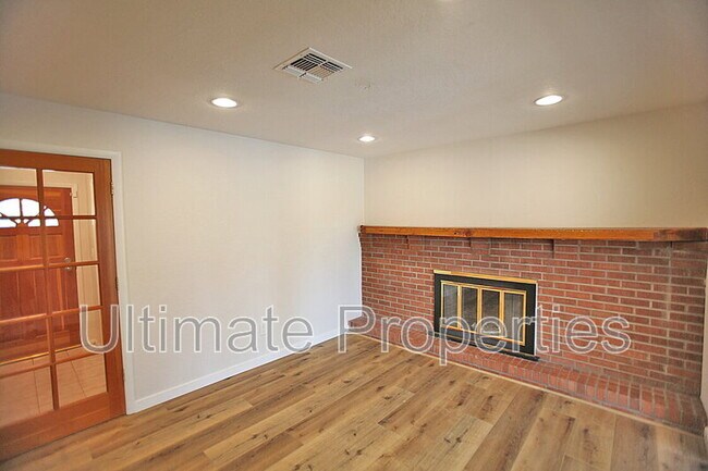 Building Photo - 4129 E Bluefield Ave