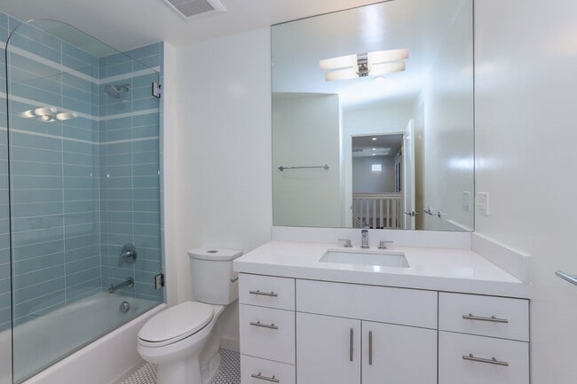 Building Photo - 2 Bed / 2.5 Bath Luxurious townhome near d...