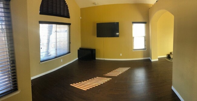 Building Photo - Beautiful 4 bedroom / 3 bathroom Heritage Home with Pool, Spa and Solar!