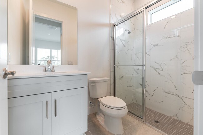 Building Photo - Exquisite 3-Bed 3.5-Bath Home in Prestigio...