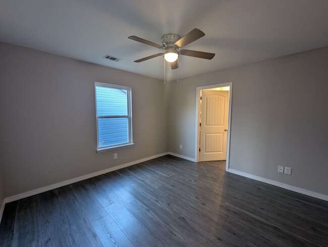 Building Photo - 2 Bedroom • 2 Bathroom • Triplex Unit in S...