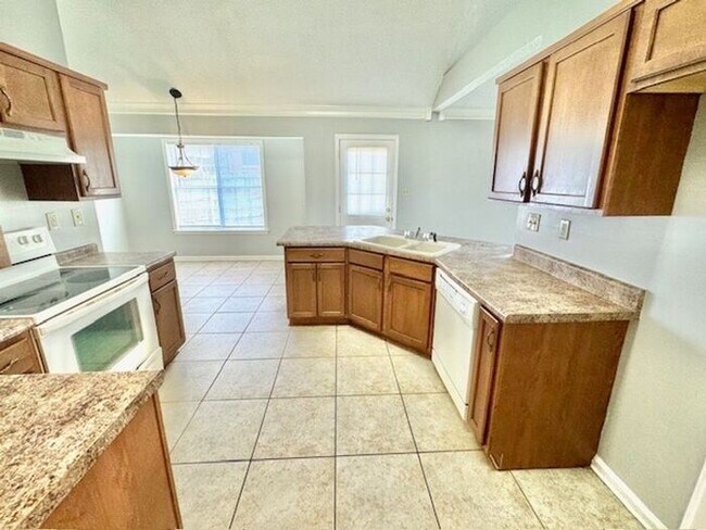 Building Photo - Renovated Homme! Southeast Memphis- Now Le...
