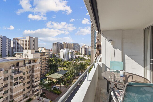 Building Photo - Heart of Waikiki | Kitchen | Free Parking ...