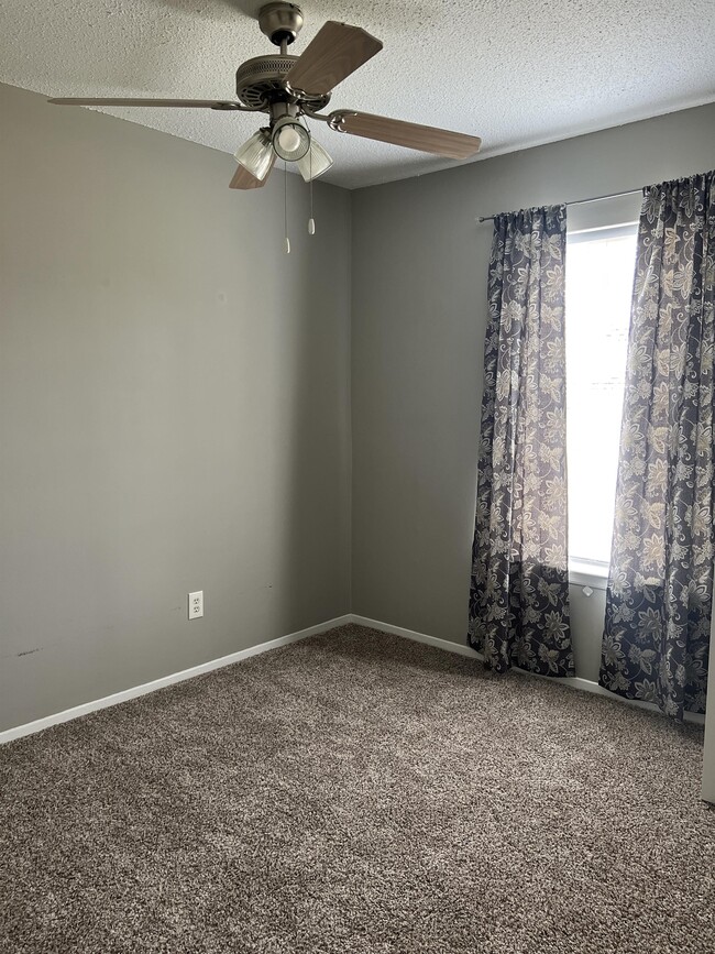 Building Photo - 1705 Deatsville Hwy