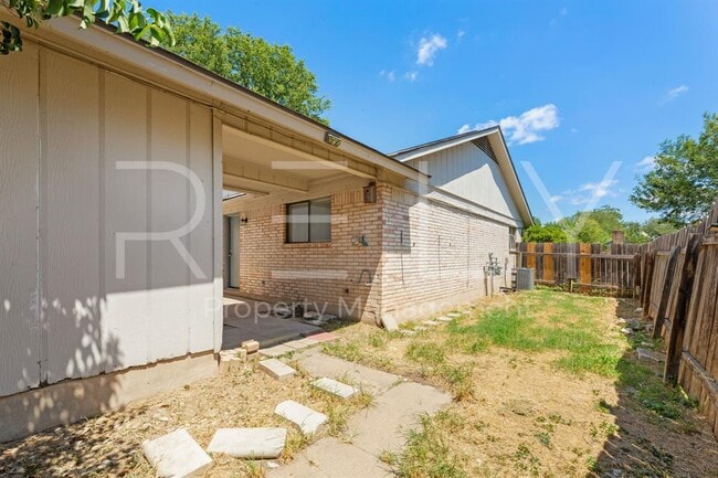 Building Photo - 205 W William Cannon Dr