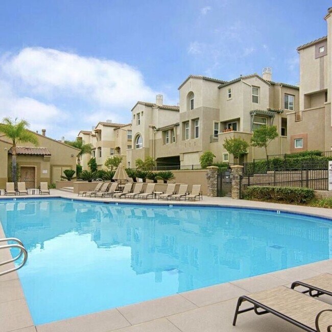 Building Photo - 1645 Via Brisa Del Lago