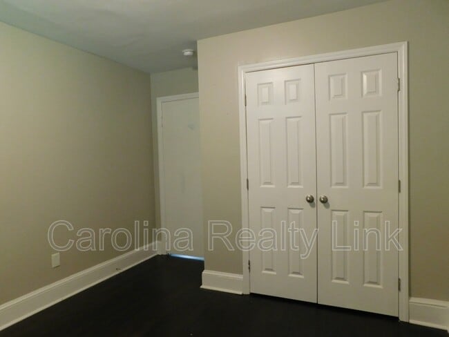 Building Photo - 411 Gray Dr