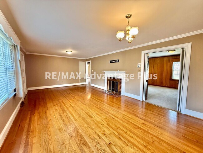 Building Photo - Very Spacious Home with 2 beds/2 baths and a bonus room, close to Charlotte Courthouse