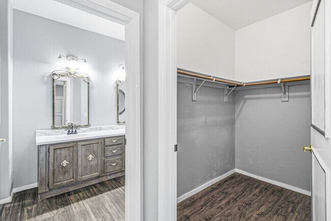 Building Photo - Charming First-Floor 2-Bedroom Condo