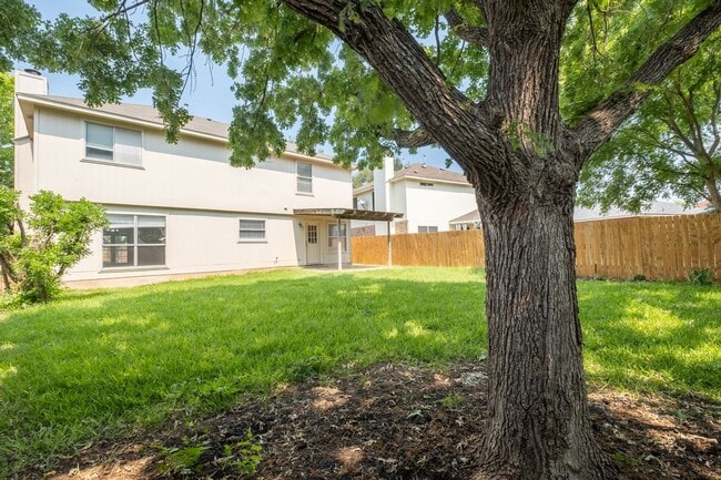Building Photo - Stunning 4 Bedroom, 2.5 Bath Home in Block...